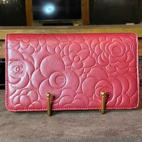 Authentic Chanel “Camellia” red quilted long bifold wallet - Picture 3 of 12